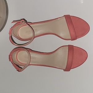 Old Navy open toe heels size 7,color is Coral.